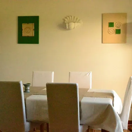 Yellow & White House Apartment Amoreira (Leiria)
