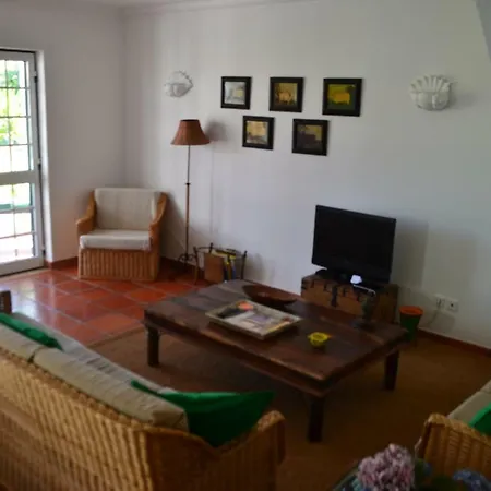 Yellow & White House Apartment Amoreira (Leiria)