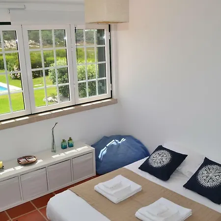 Apartment Yellow & White House Amoreira (Leiria)