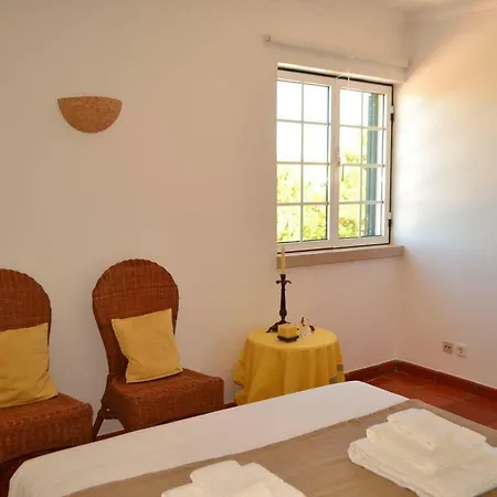 Yellow & White House Apartment Amoreira (Leiria)